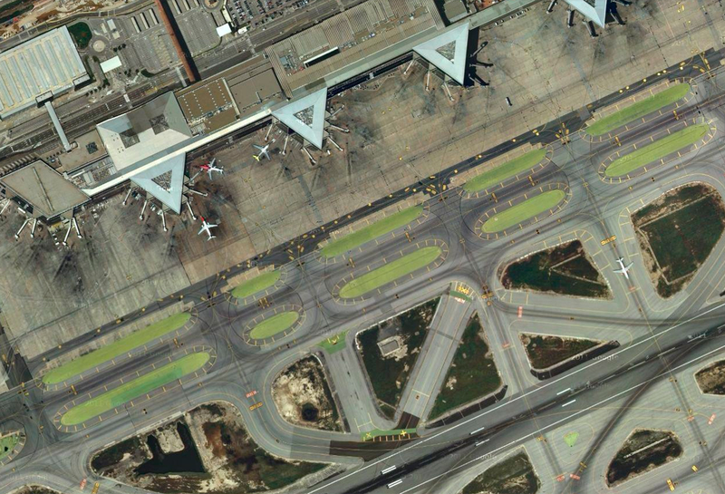 Illustration for article titled Satellite pictures of airports reveal their extreme complexity